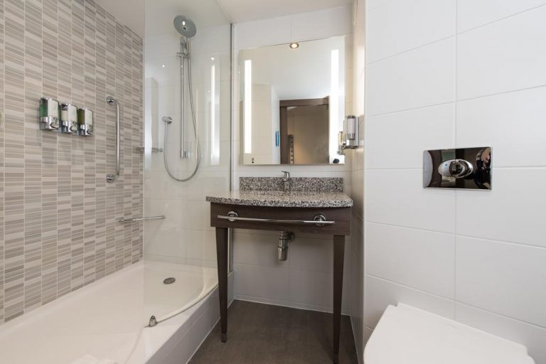 Hampton by Hilton Edinburgh West End Bathroom 768x512