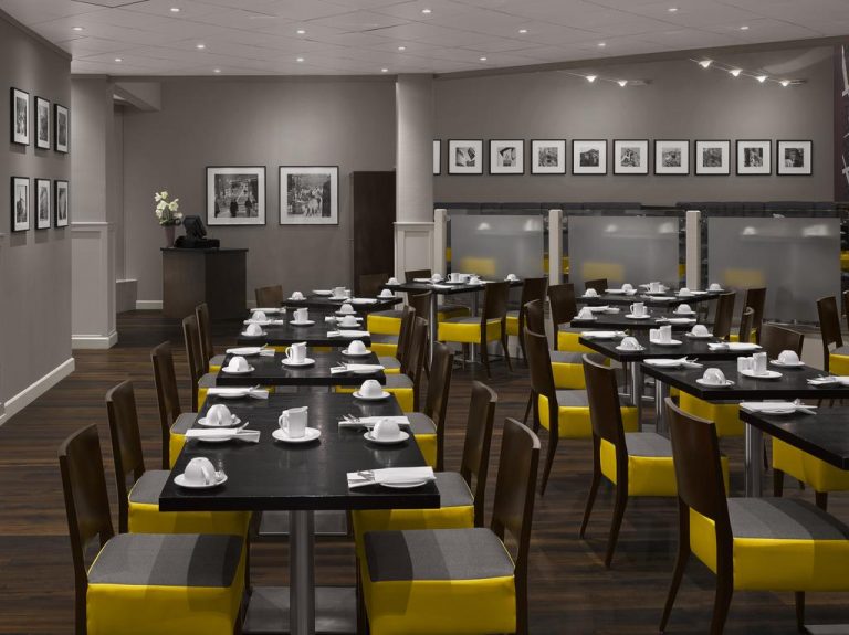 Radisson Blu Hotel Edinburgh City Centre dining area 768x575
