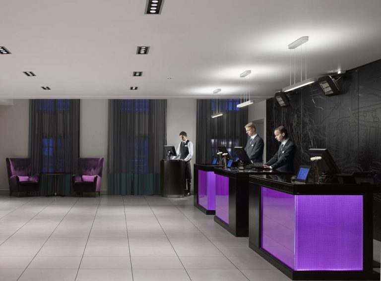 Radisson Blu Hotel Edinburgh City Centre reception 768x567
