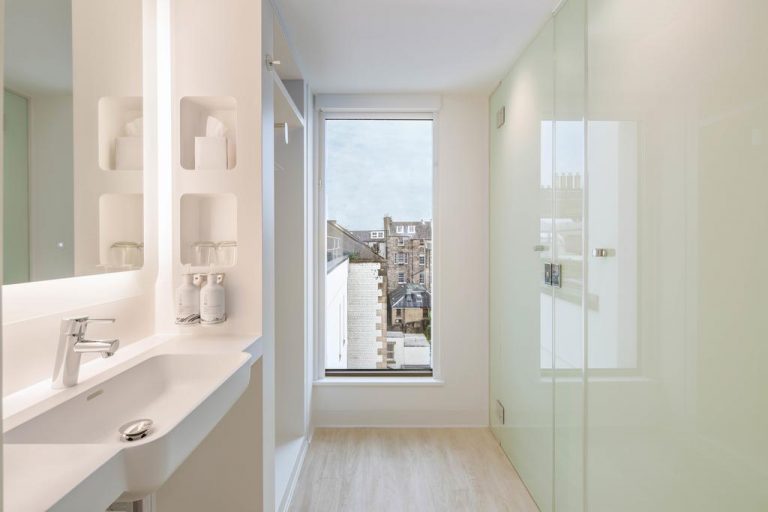 Yotel Edinburgh Bathroom 768x512