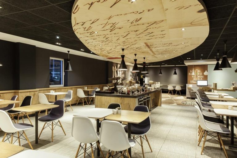 ibis Edinburgh Centre Royal Mile – Hunter Square breakfast area 768x512